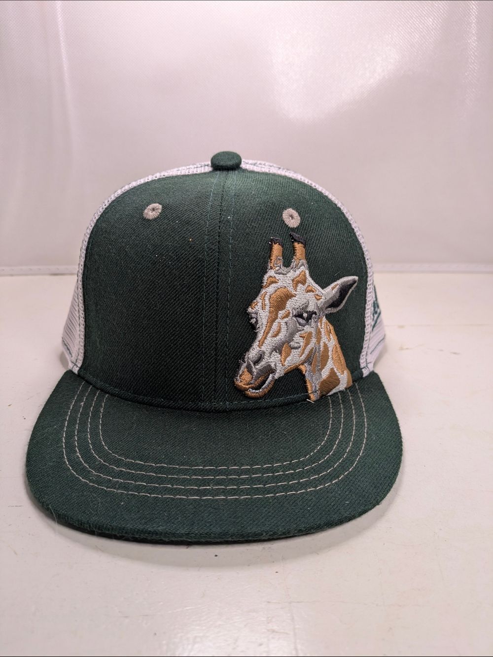 Aksels Green Trucker Hat with Embroidered Giraffe